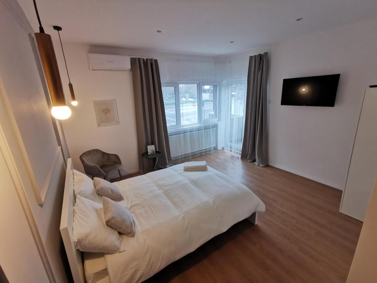 On The River Ultra Central Suites Bucharest Exterior photo